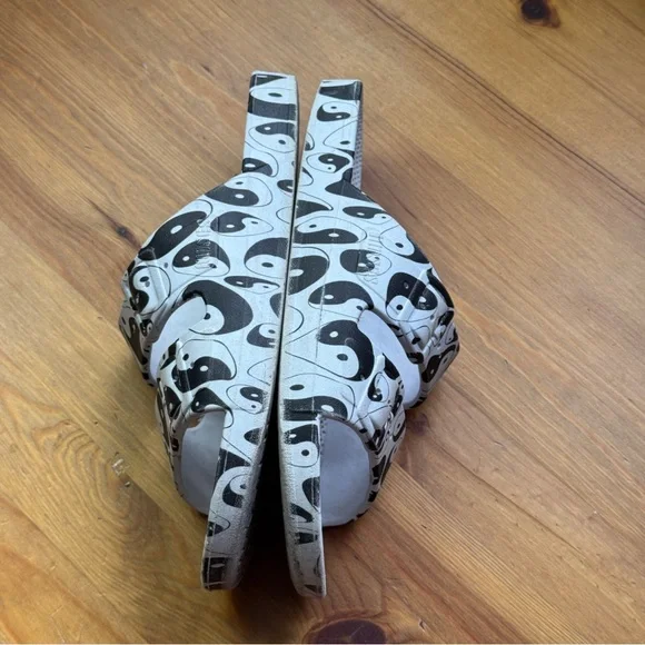 Freedom Moses, Ying, Yang, black and white slides size 4 girls - Picture 11 of 11